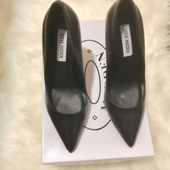 Steve Madden Shoes - Steve Madden Black Leather Daisie Pumps!